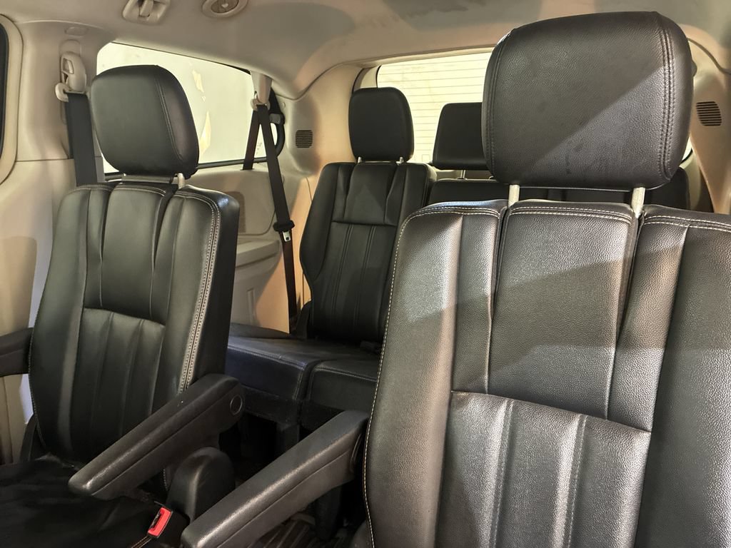 Used 2014 Chrysler Town & Country Touring FWD image 9