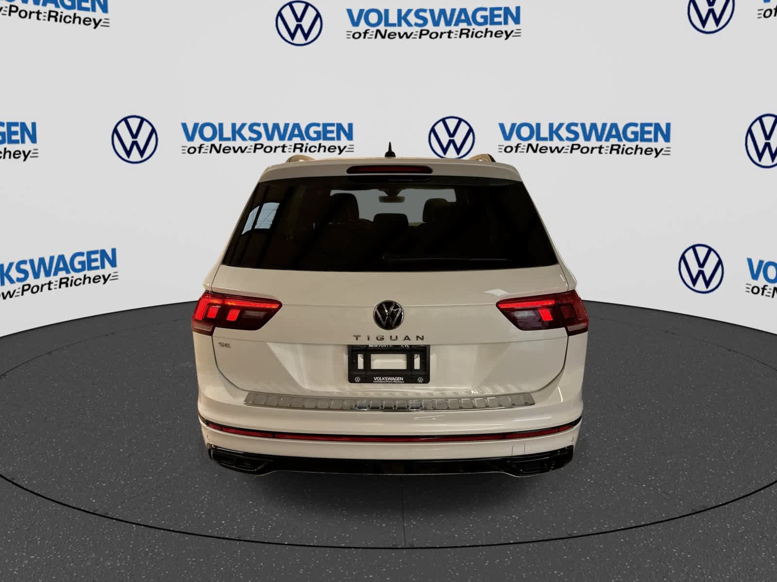 Used 2024 Volkswagen Tiguan SE R-Line FWD image 13