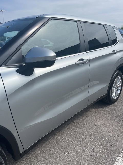 Used 2025 Mitsubishi Outlander ES image 13