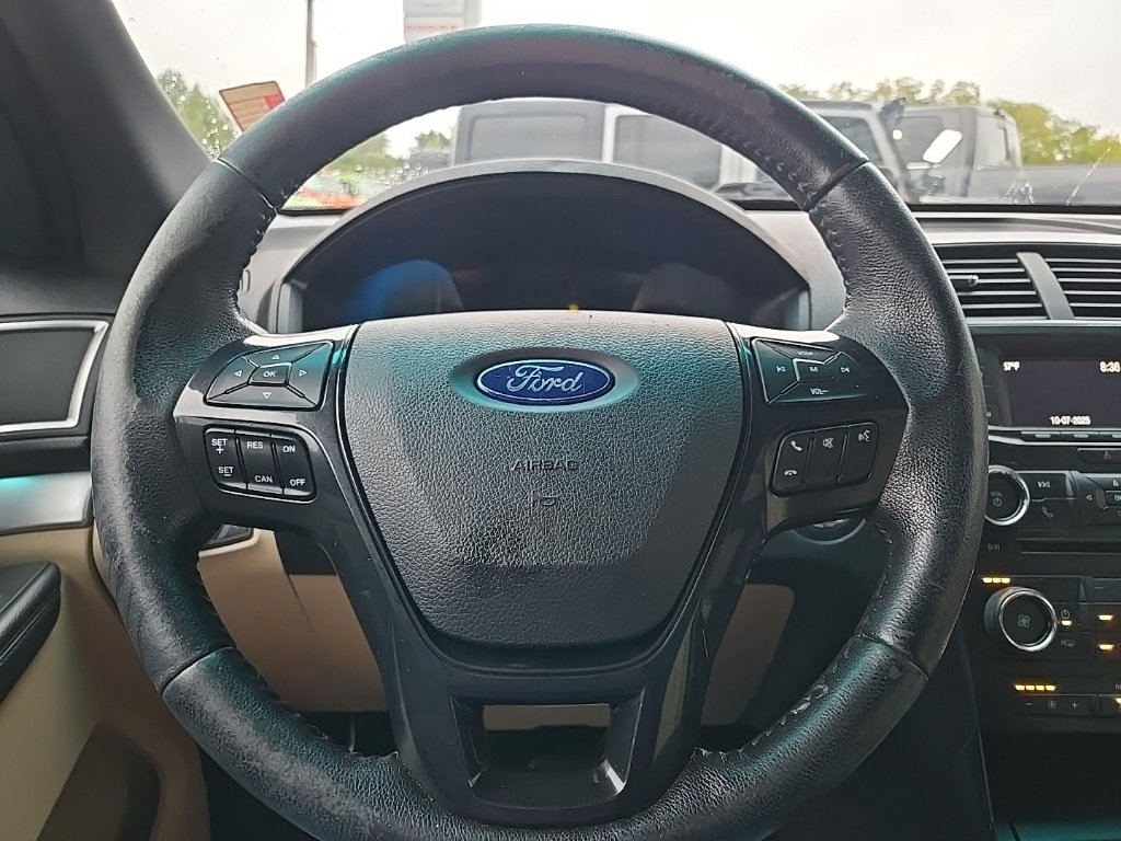 Used 2017 Ford Explorer XLT image 41