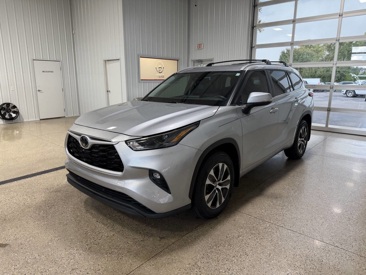 Used 2023 Toyota Highlander XLE image 2