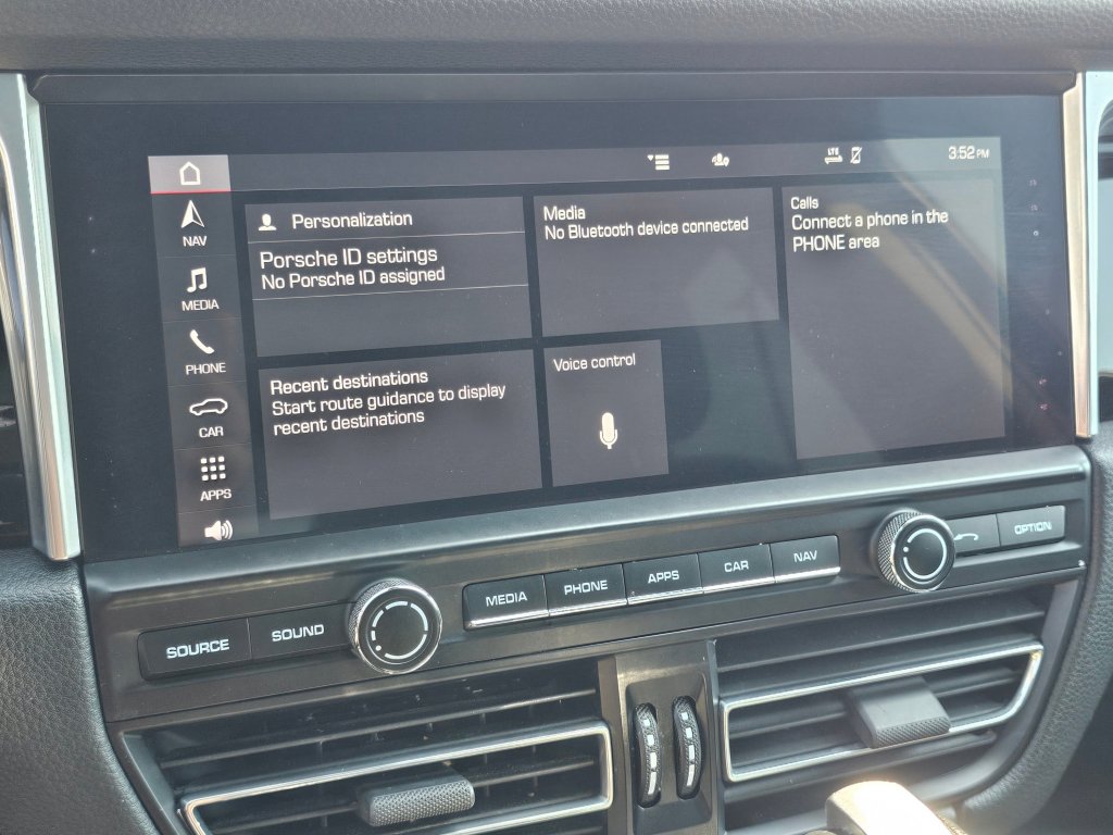 Used 2021 Porsche Macan w/ Premium Package image 9