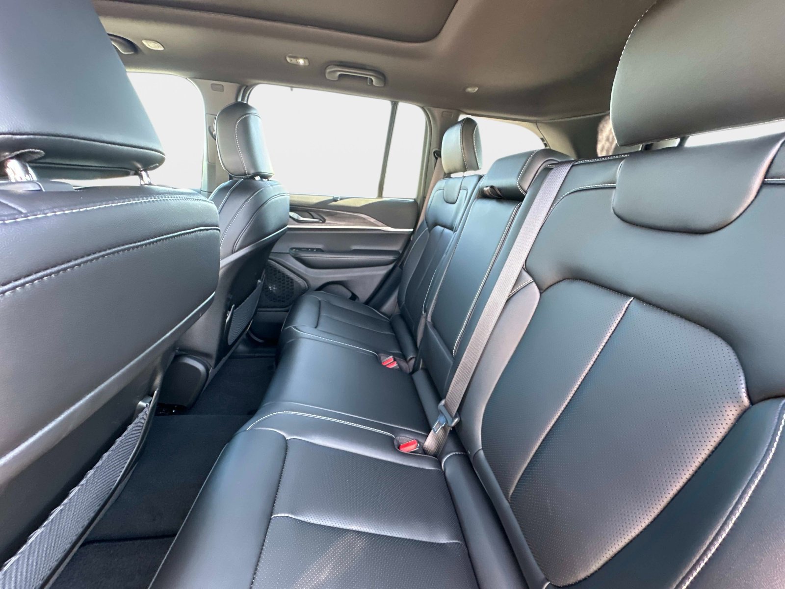 New 2025 Jeep Grand Cherokee Limited w/ Luxury Tech Group II AWD/4WD image 15