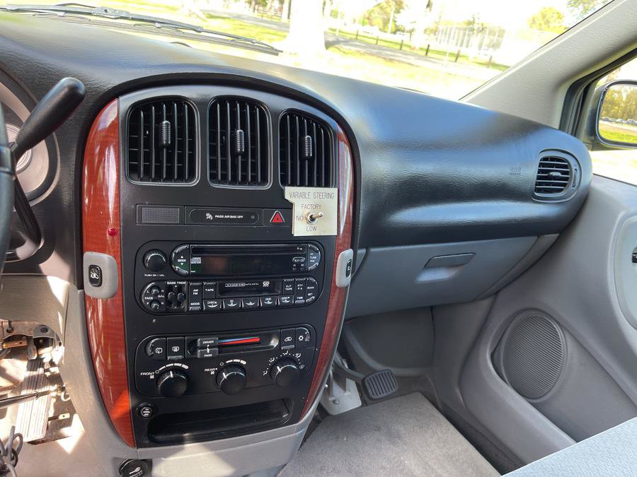 Used 2005 Chrysler Town & Country LX w/ Popular Equipment Group II FWD image 8