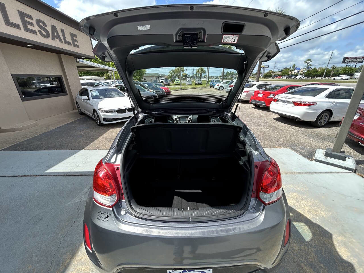 Used 2017 Hyundai Veloster Value Edition FWD image 3