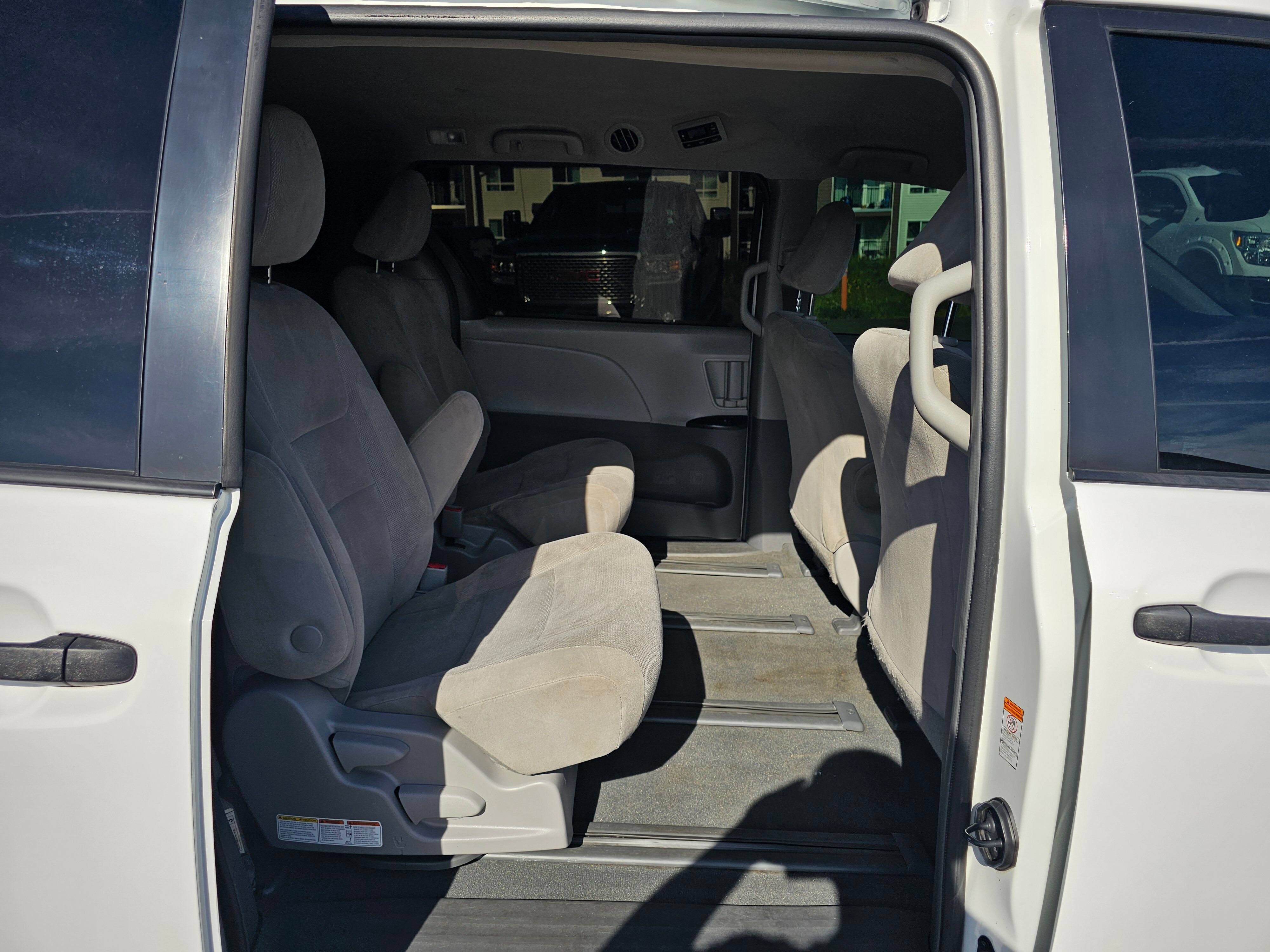 Used 2019 Toyota Sienna L w/ Carpet Mat Package FWD image 30