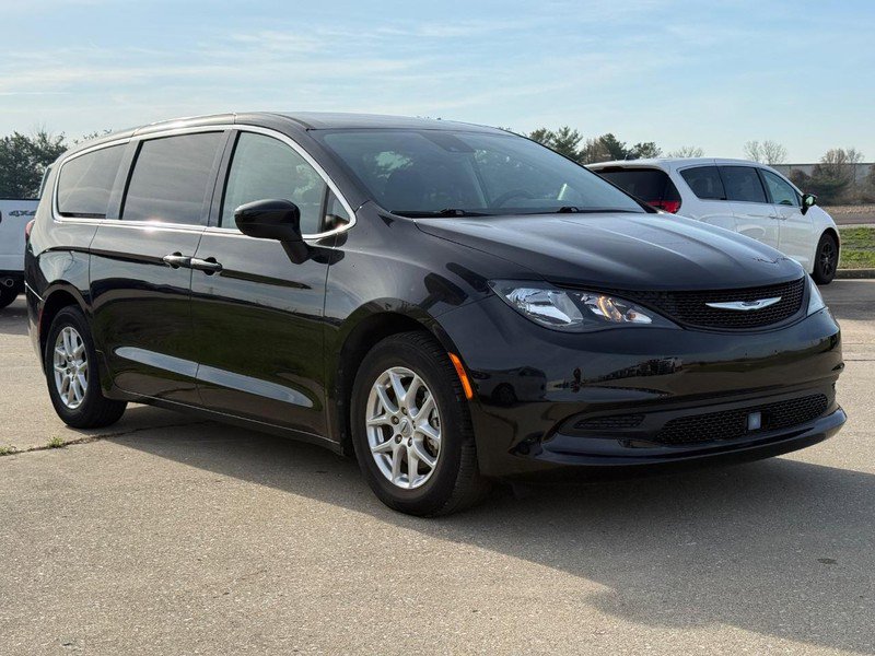 Used 2023 Chrysler Voyager LX image 8