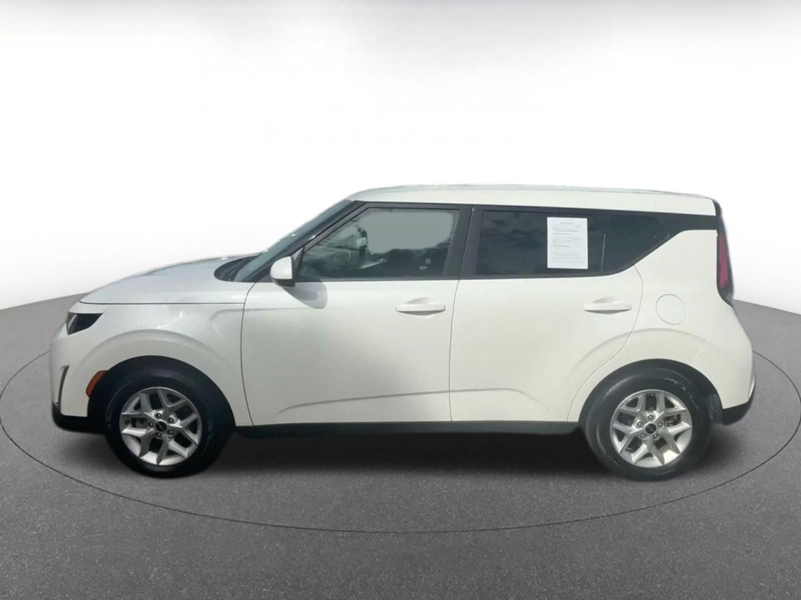 Used 2025 Kia Soul LX w/ LX Technology Package FWD image 8