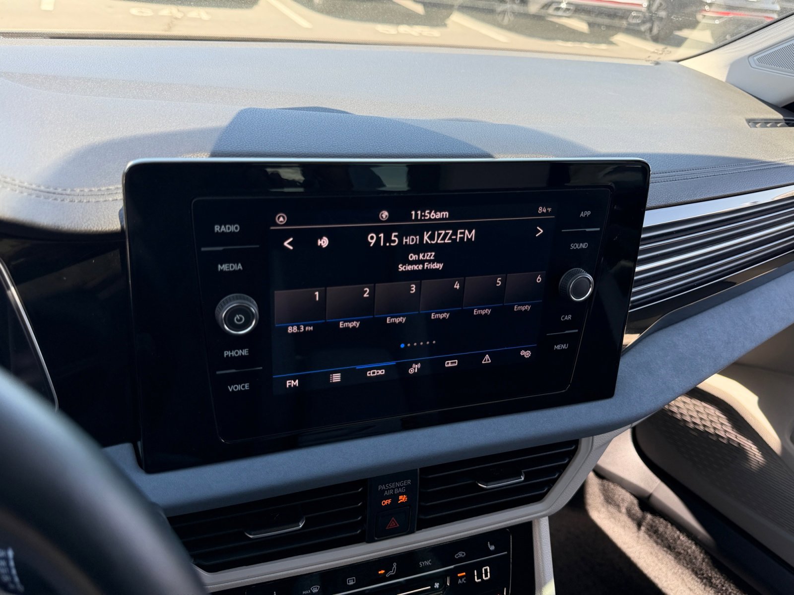 Certified 2025 Volkswagen Jetta SE w/ Sunroof Package image 26