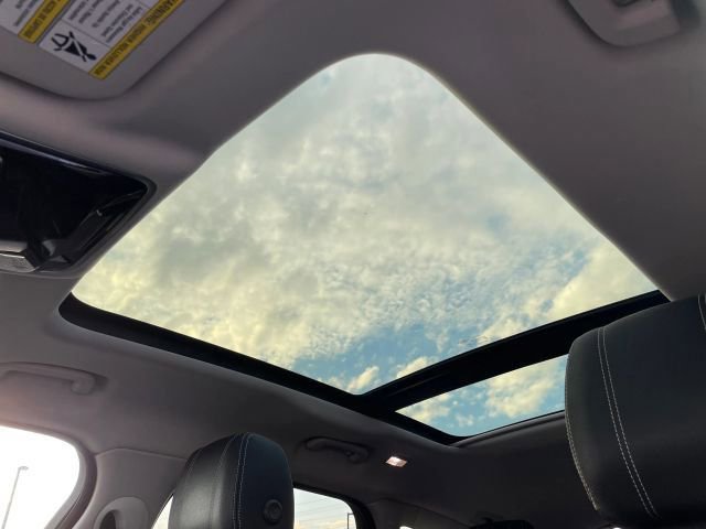 Used 2019 Land Rover Range Rover Velar S image 4