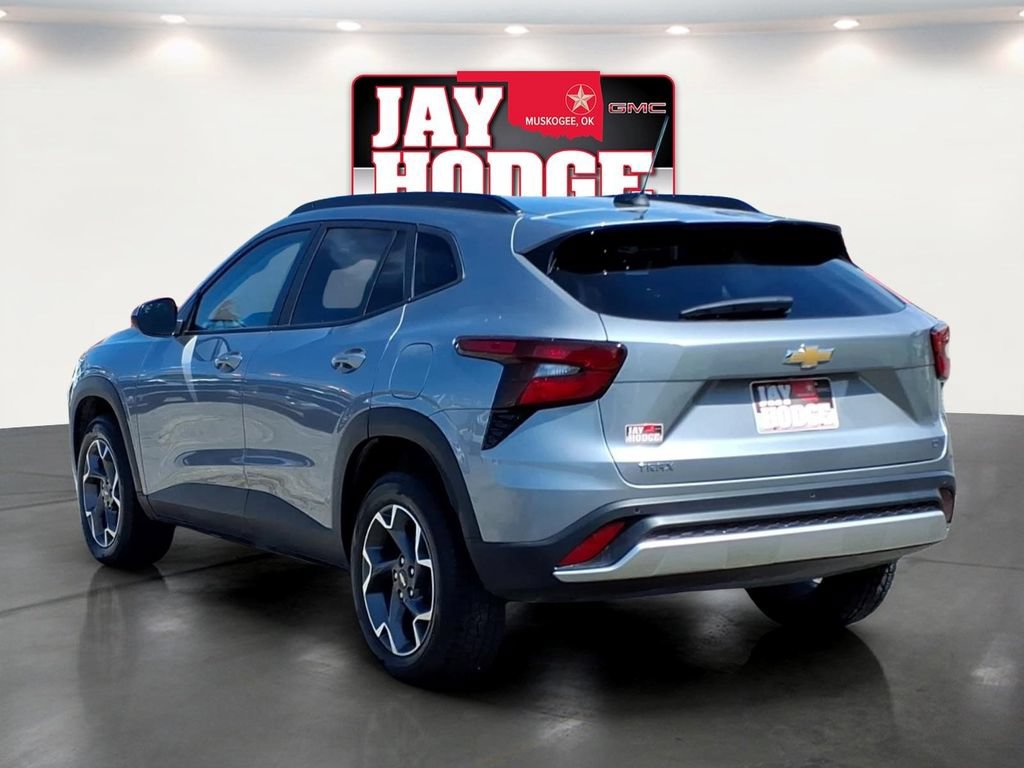 Used 2025 Chevrolet Trax LT w/ Driver Confidence Package FWD image 5
