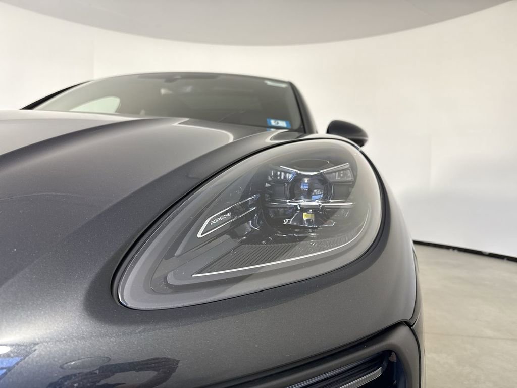 Certified 2025 Porsche Macan image 11