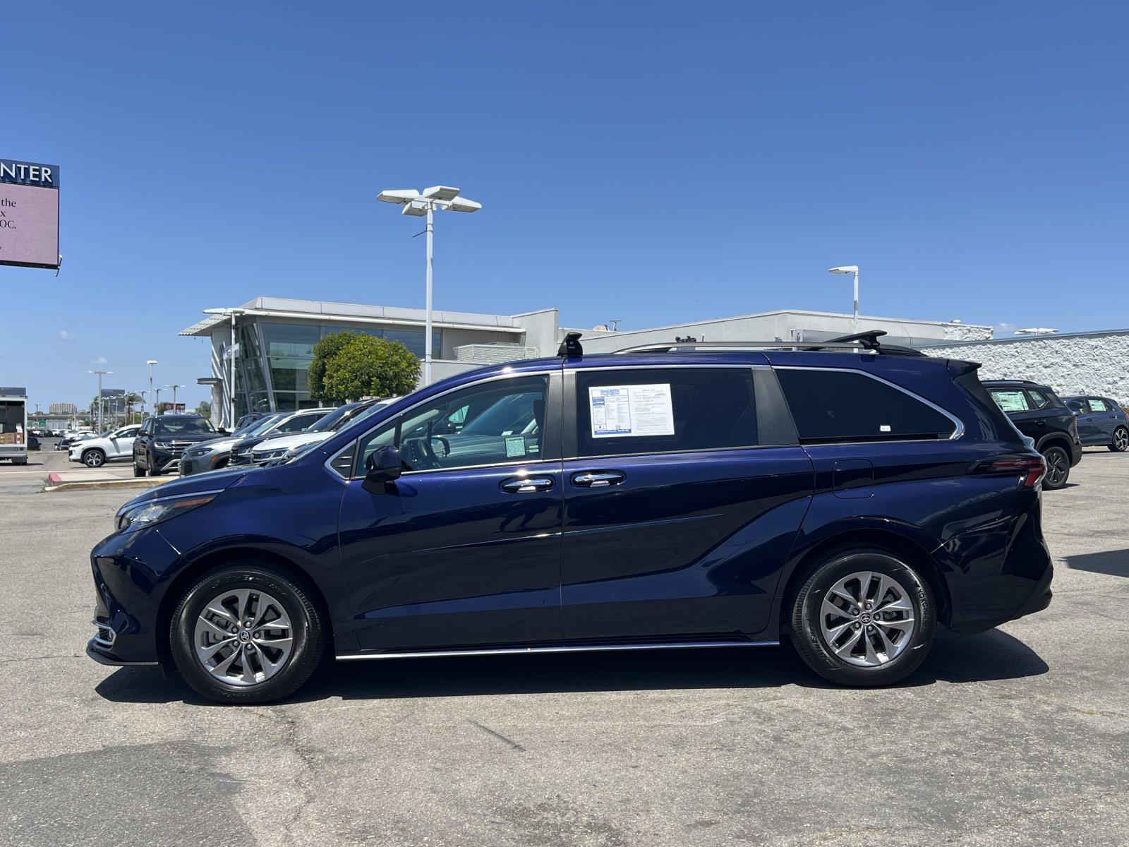 Used 2023 Toyota Sienna XLE FWD image 2
