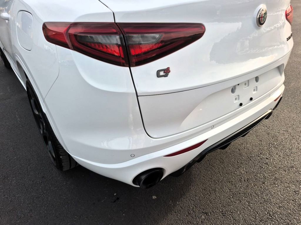 Used 2023 Alfa Romeo Stelvio Estrema AWD/4WD image 9