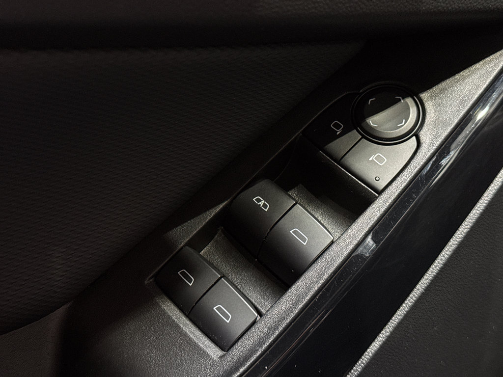 Used 2025 Chevrolet Equinox LT w/ Convenience Package II image 33