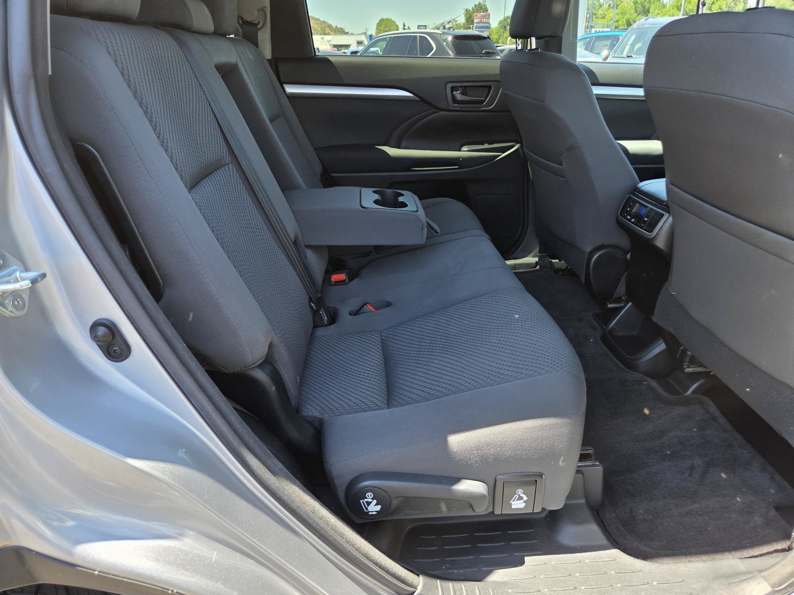Used 2016 Toyota Highlander LE AWD/4WD image 19