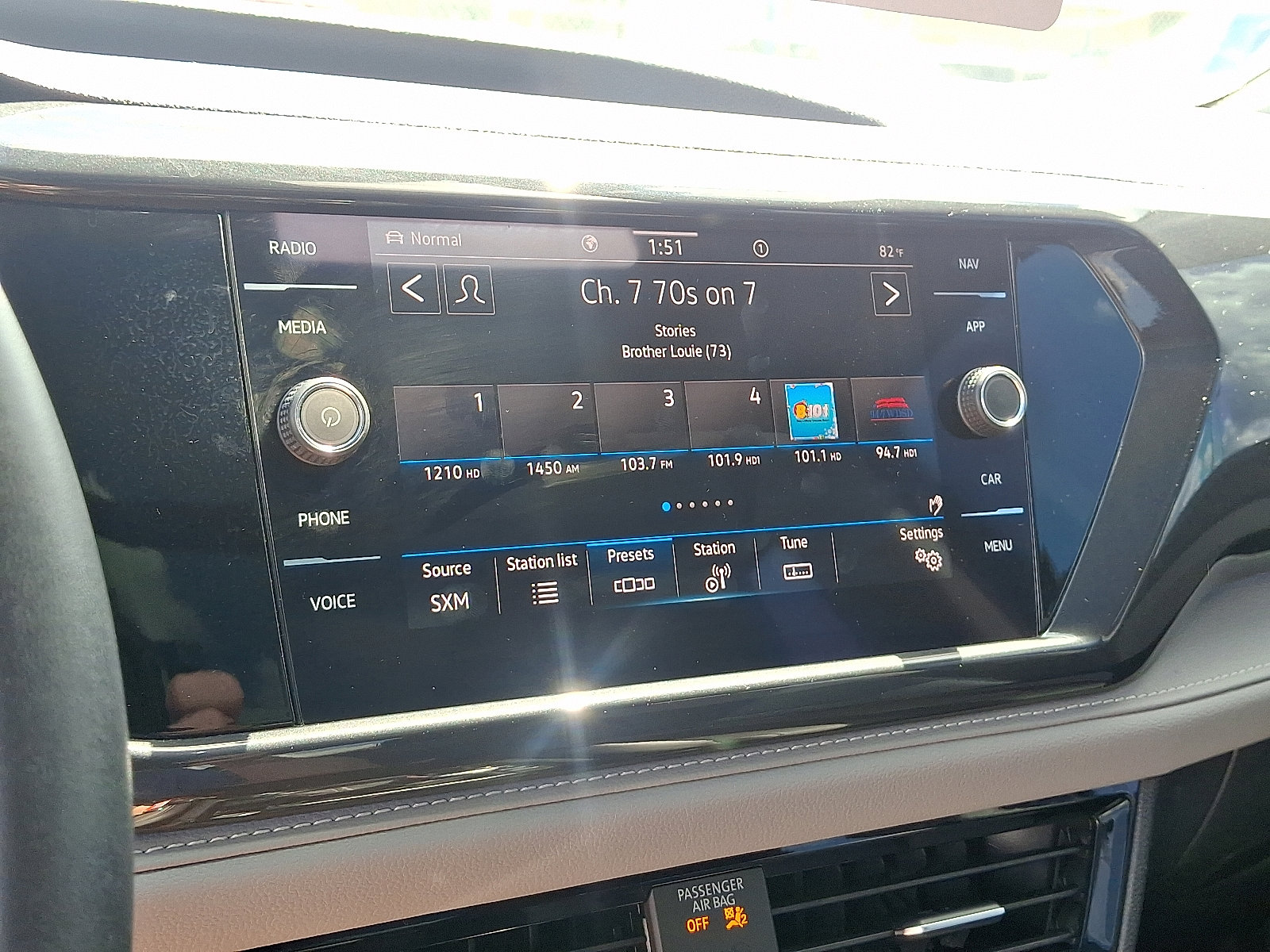 Certified 2022 Volkswagen Taos SEL image 18