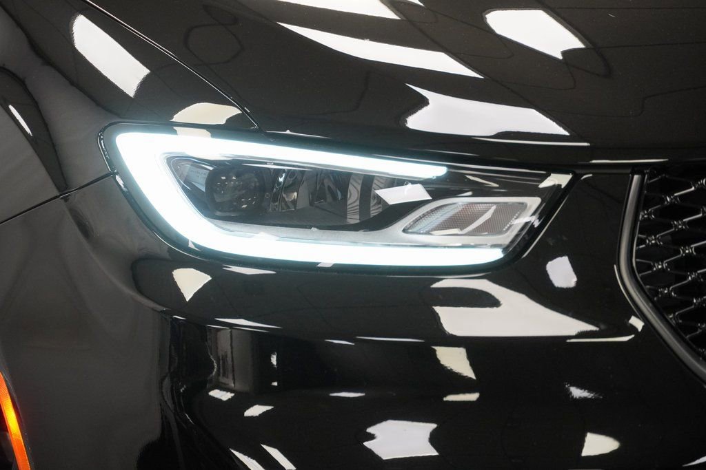 Certified 2024 Chrysler Pacifica Limited image 6