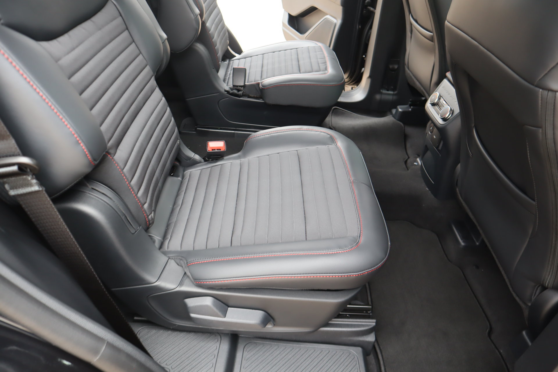 New 2026 Ford Explorer ST-Line AWD/4WD image 16