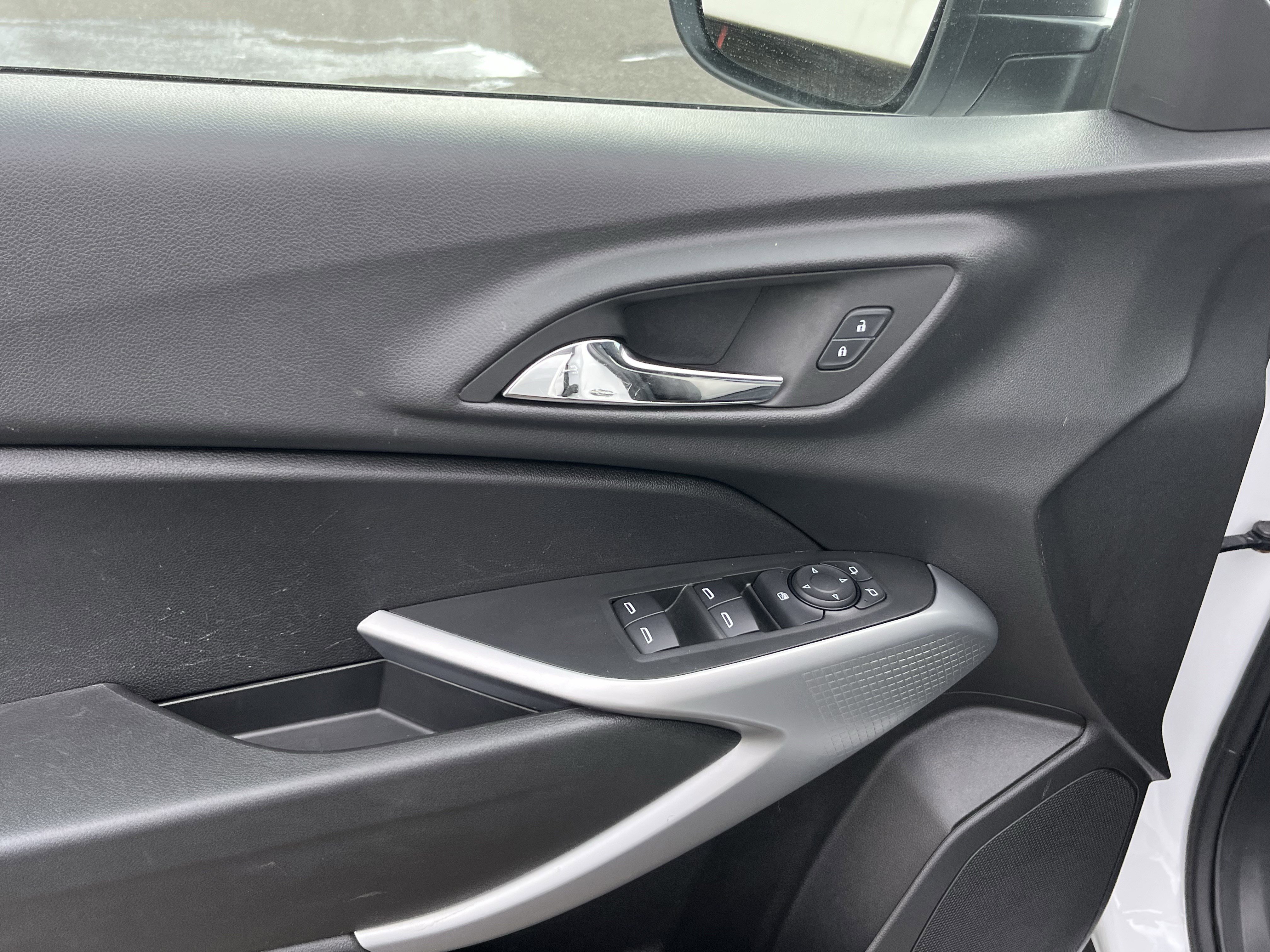 Used 2024 Chevrolet Trax LS FWD image 16