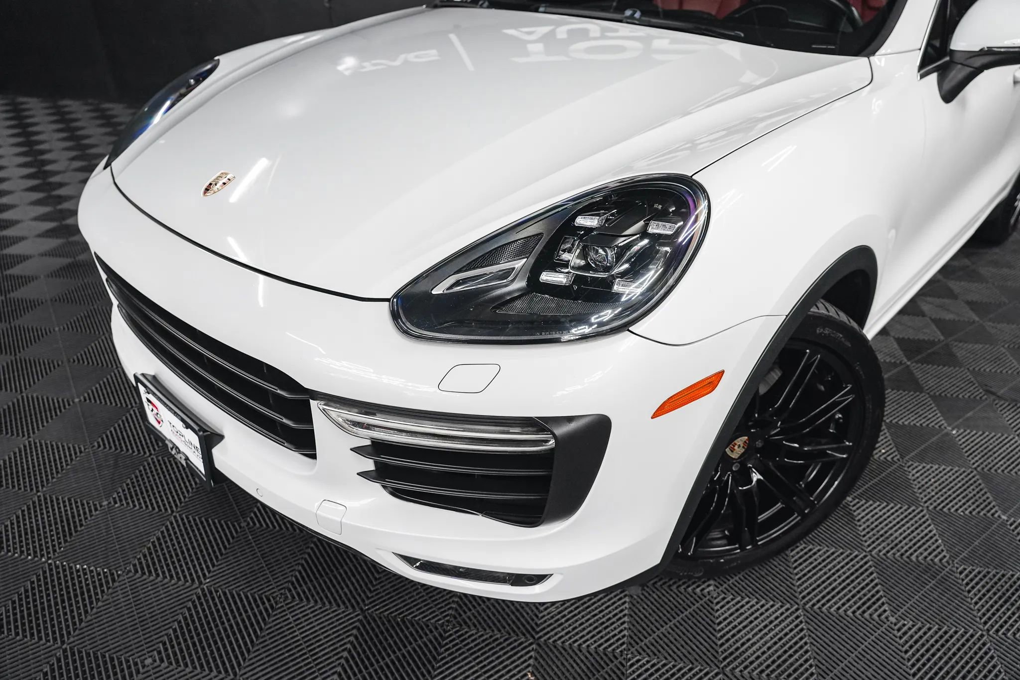 Used 2015 Porsche Cayenne Turbo image 3