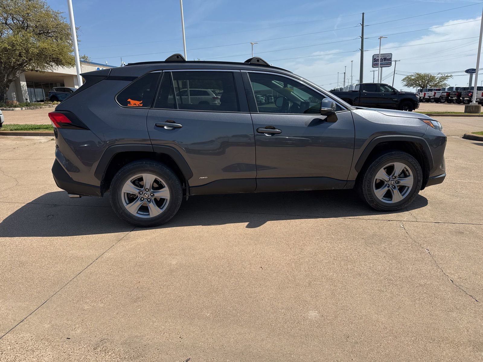 Used 2022 Toyota RAV4 XLE w/ Convenience Package image 8