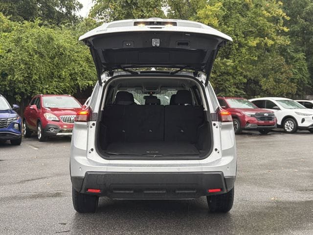 Used 2025 Nissan Rogue SV FWD image 10