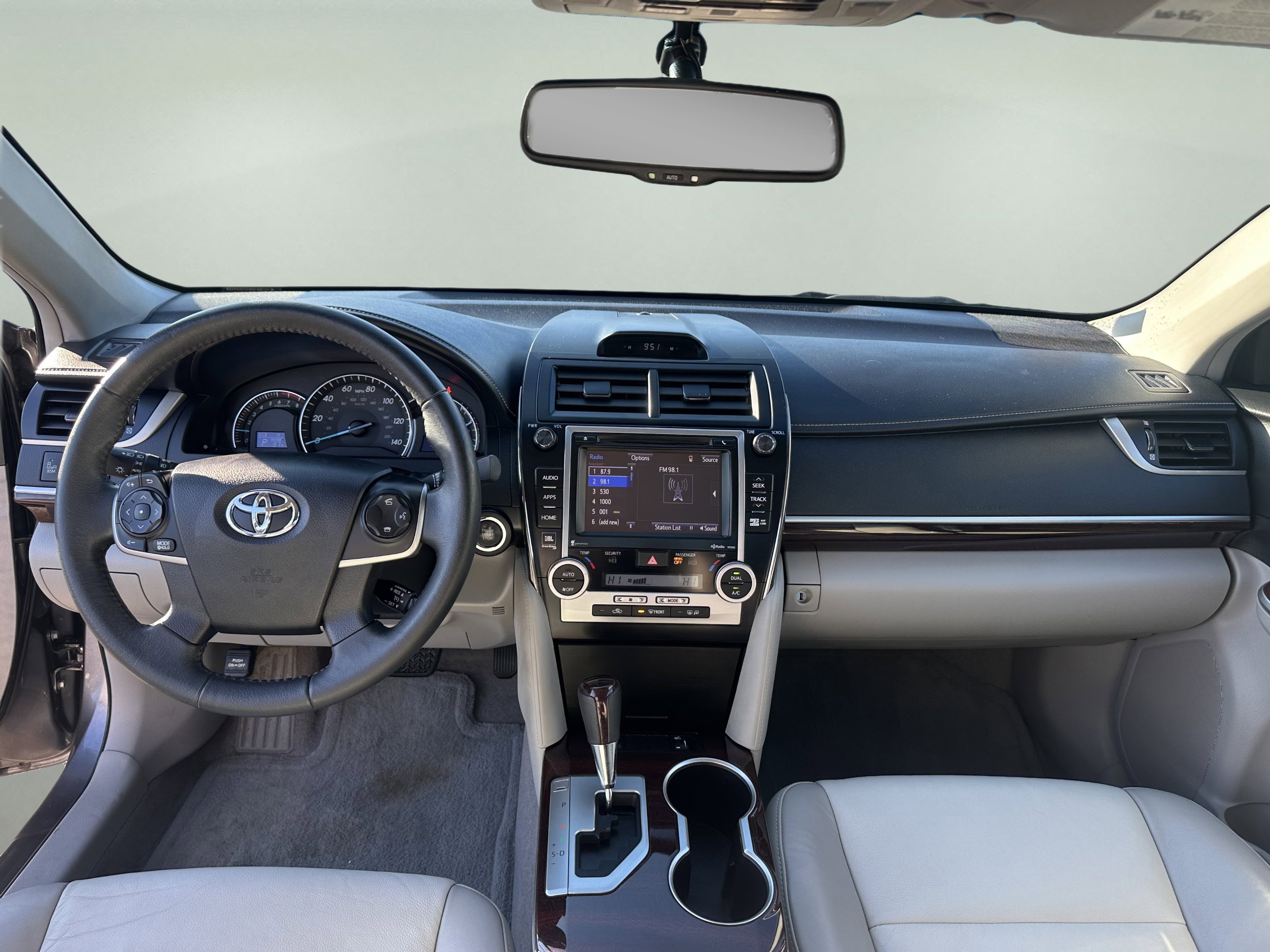 Used 2014 Toyota Camry XLE image 11