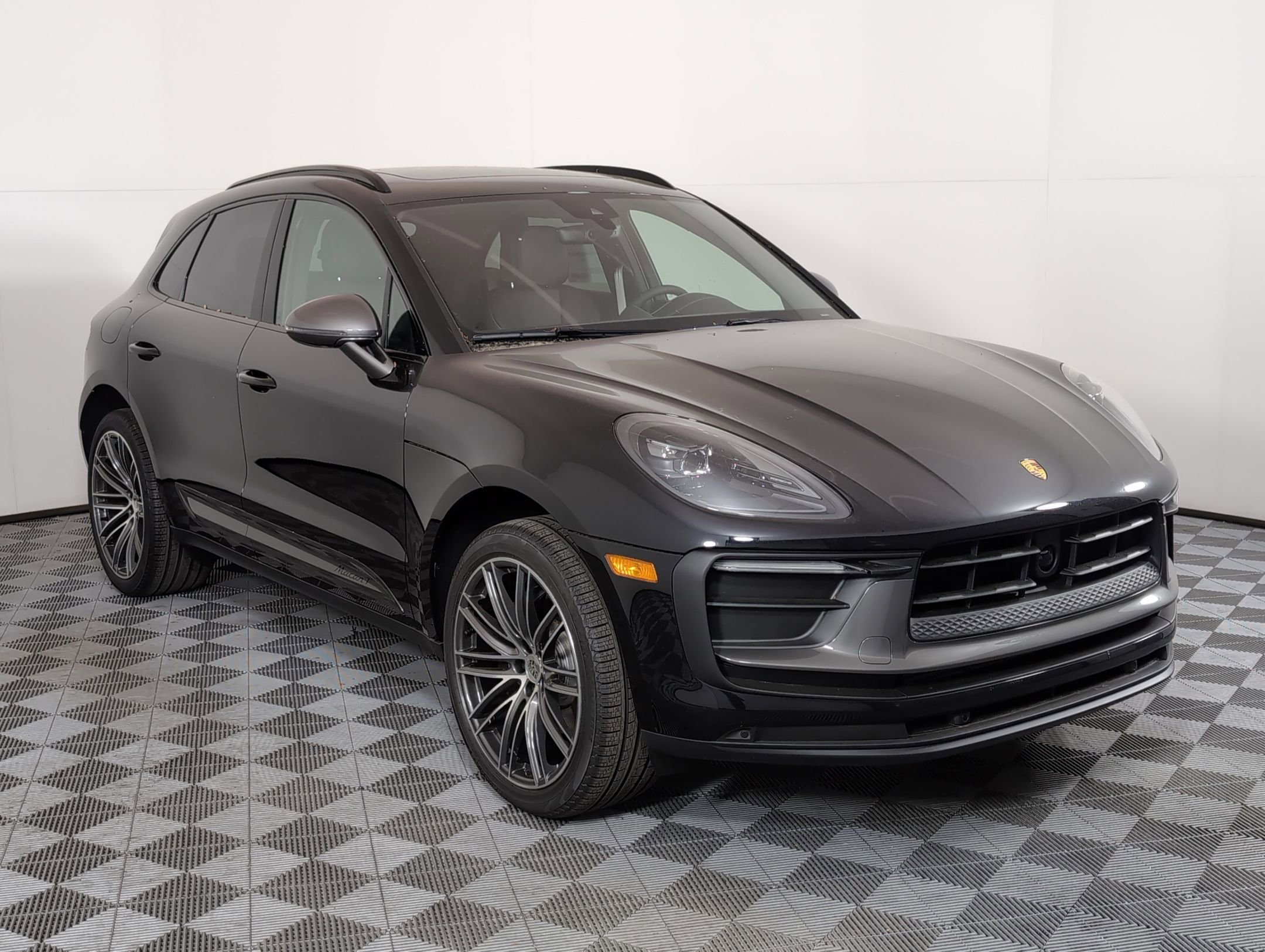 Certified 2025 Porsche Macan image 8
