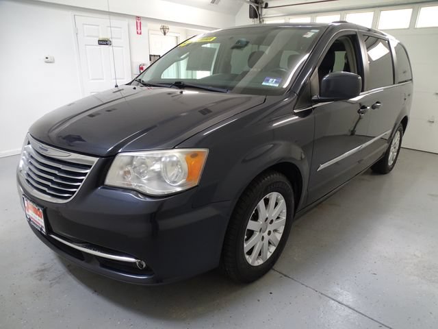 Used 2013 Chrysler Town & Country Touring FWD image 16