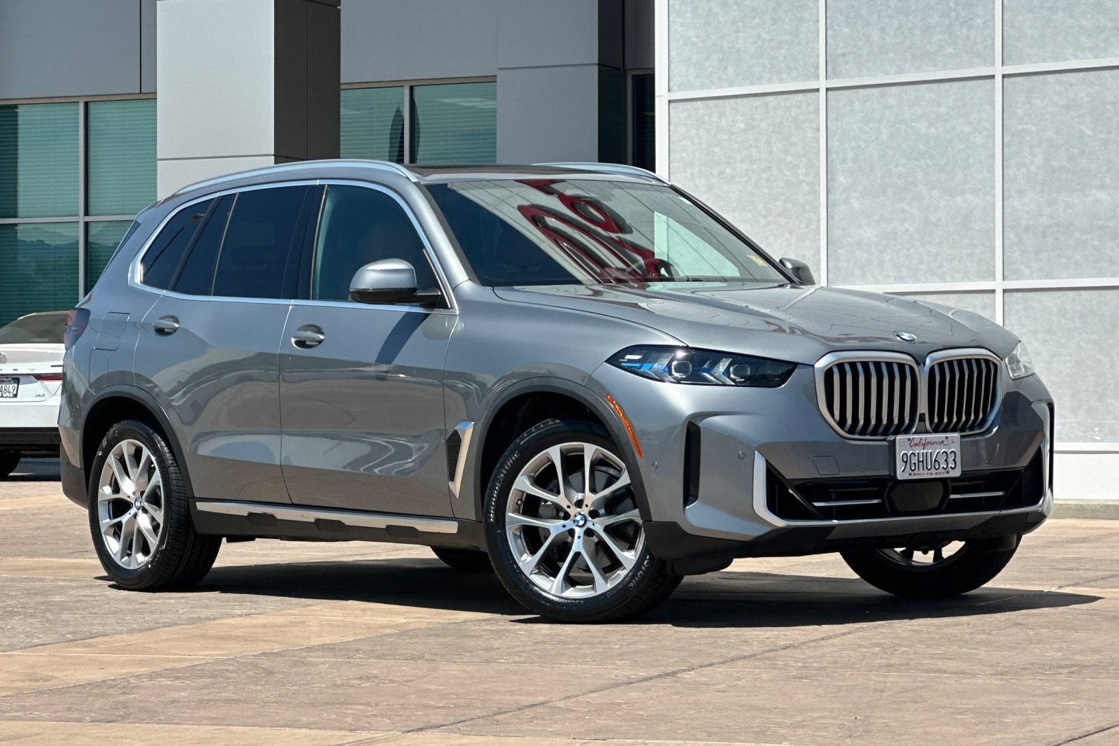 Used 2024 BMW X5 xDrive40i w/ Premium Package AWD/4WD image 2