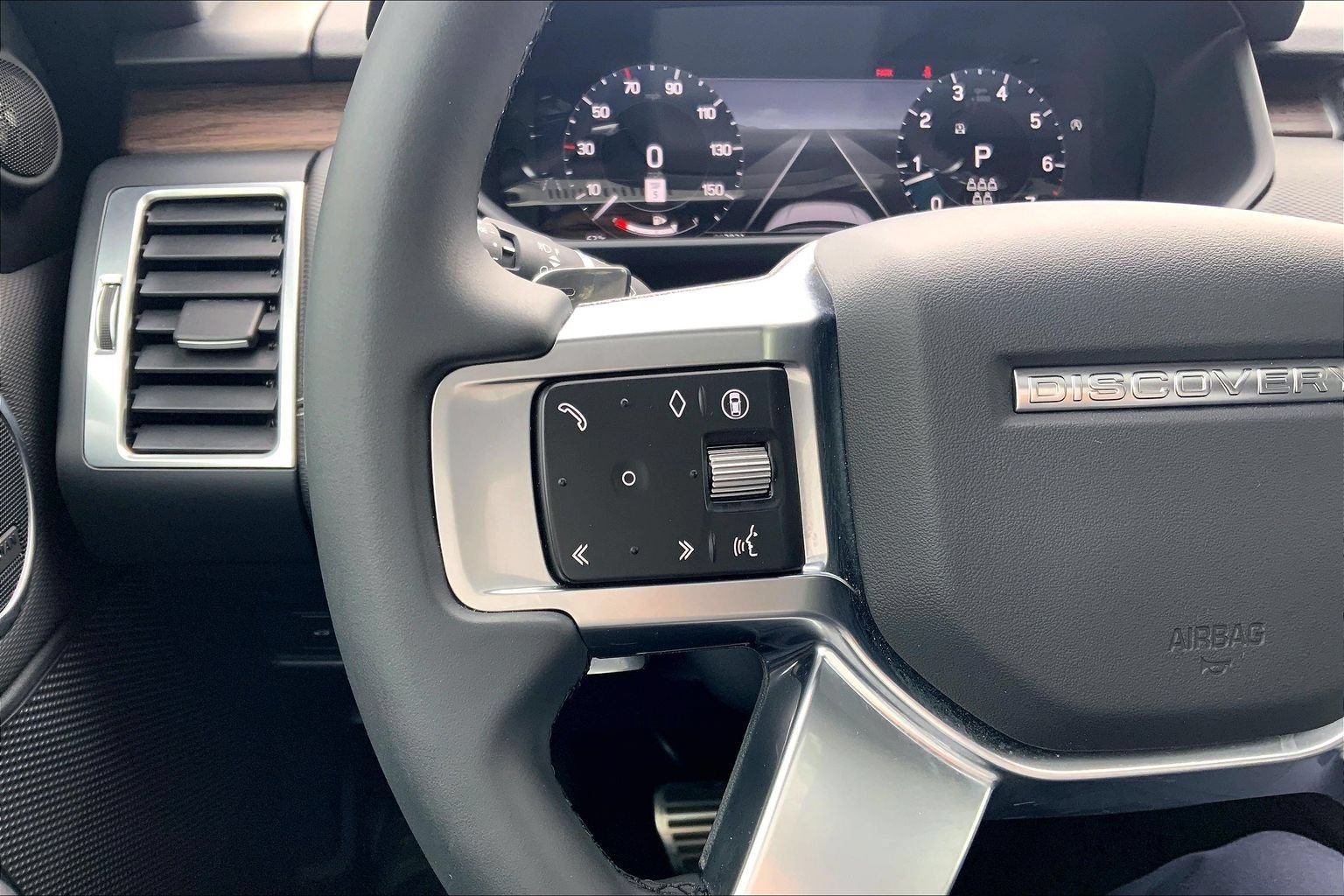 Certified 2025 Land Rover Discovery Dynamic SE AWD/4WD image 23