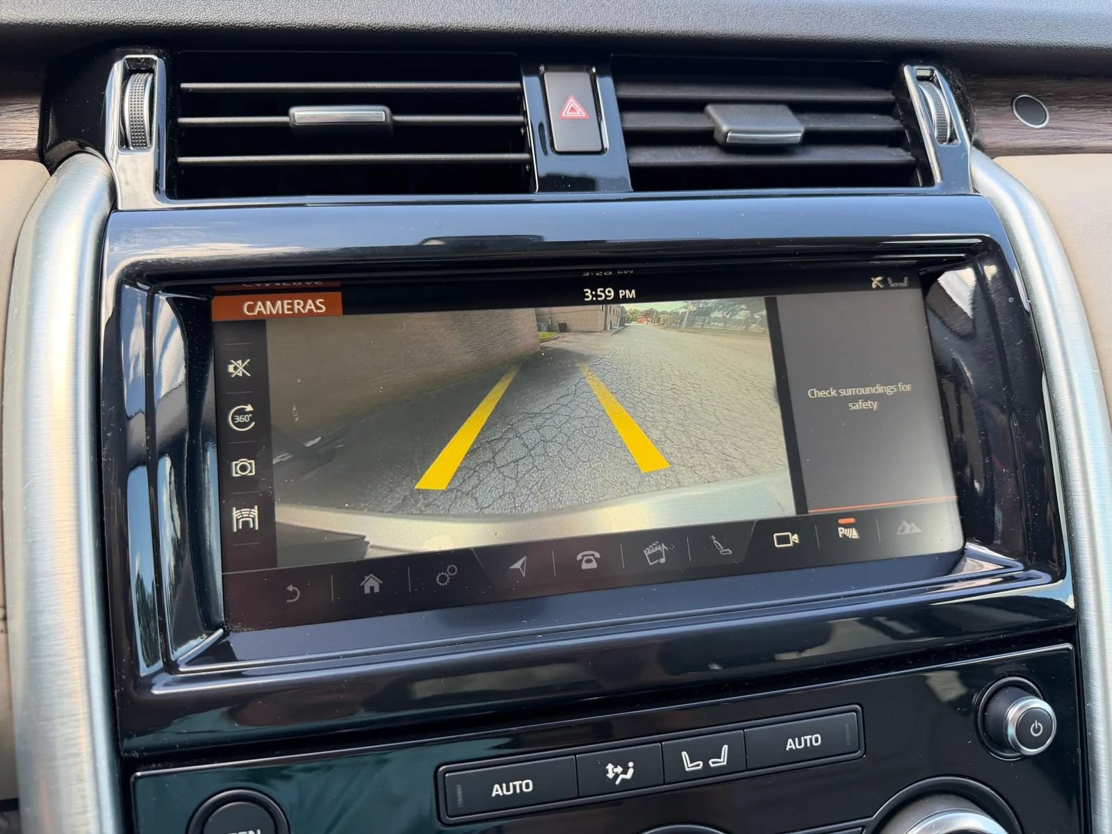 Used 2017 Land Rover Discovery HSE AWD/4WD image 28