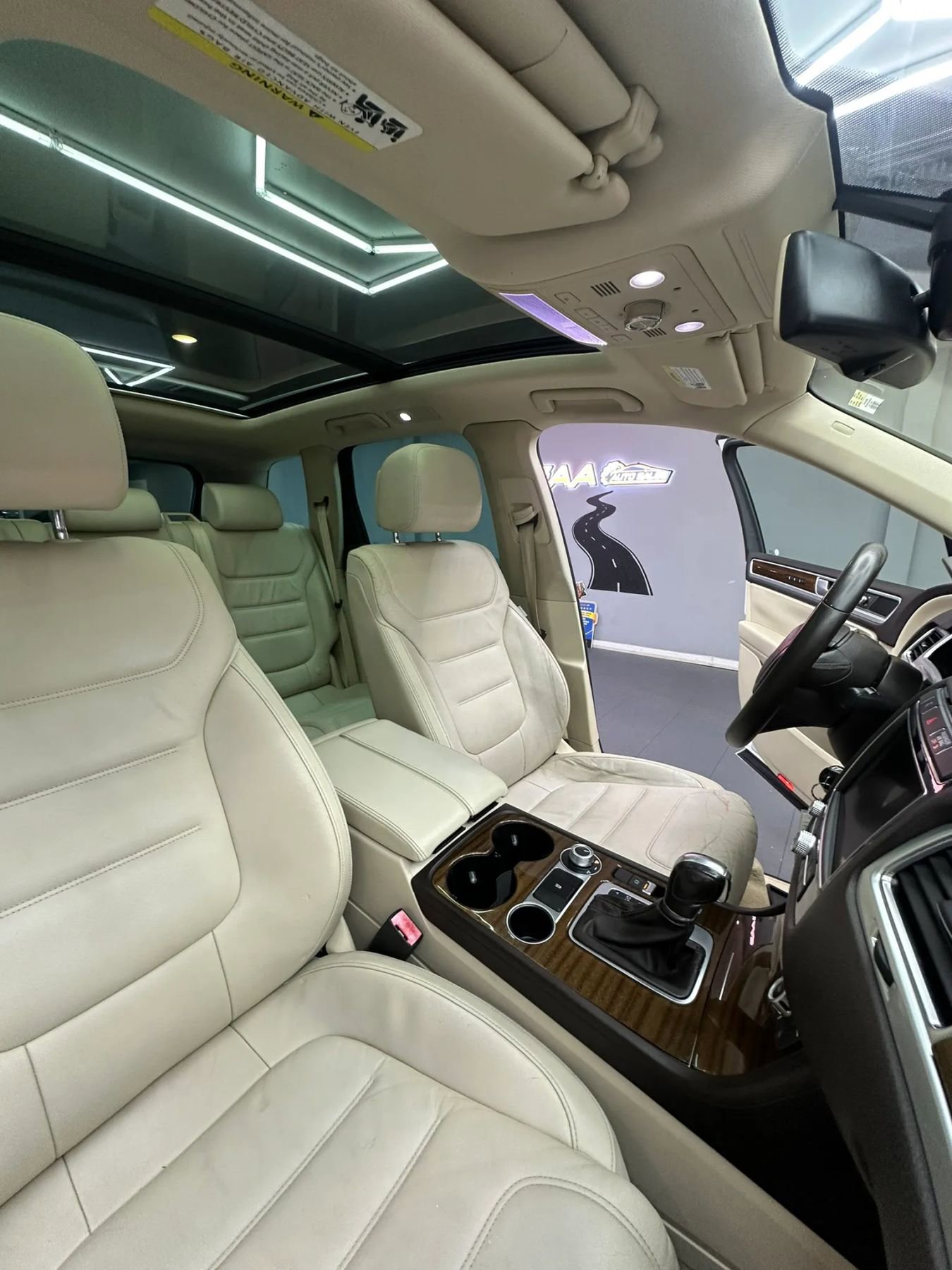 Used 2015 Volkswagen Touareg VR6 image 37