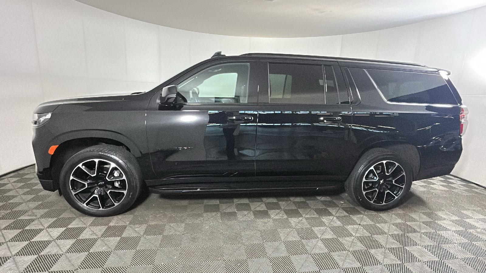 Used 2024 Chevrolet Suburban RST w/ Luxury Package AWD/4WD image 7