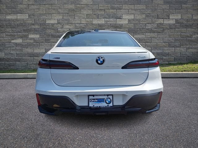 Used 2024 BMW 740i xDrive w/ Premium Package 2 AWD/4WD image 5
