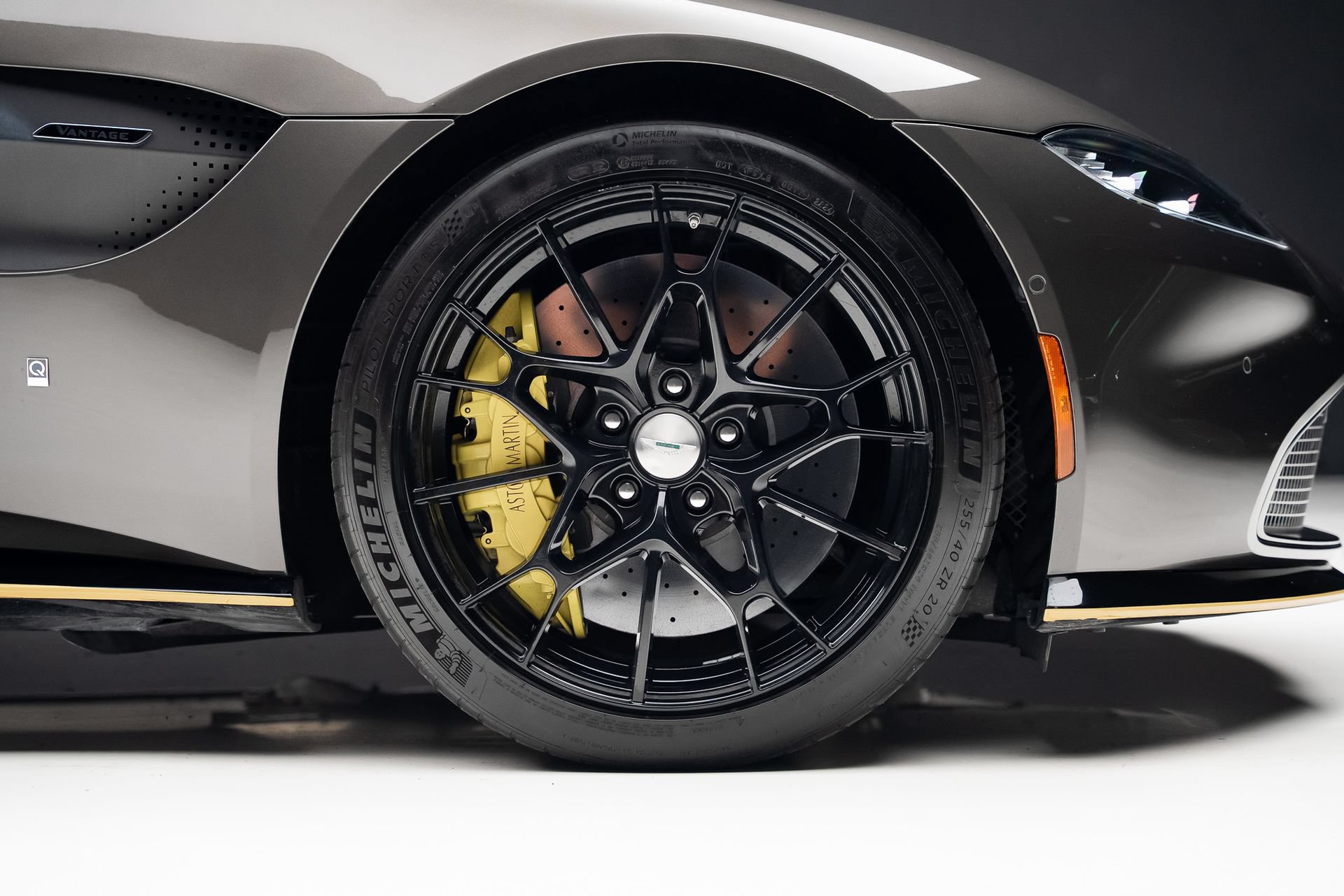 Used 2022 Aston Martin V8 Vantage Coupe RWD image 47