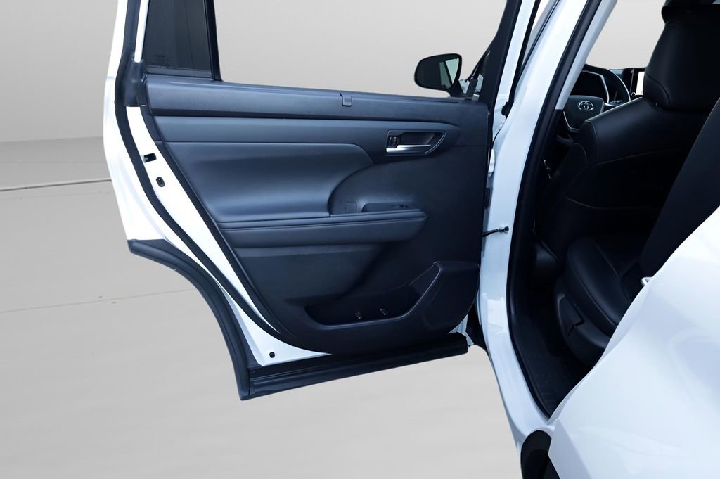 Used 2023 Toyota Highlander XLE image 37