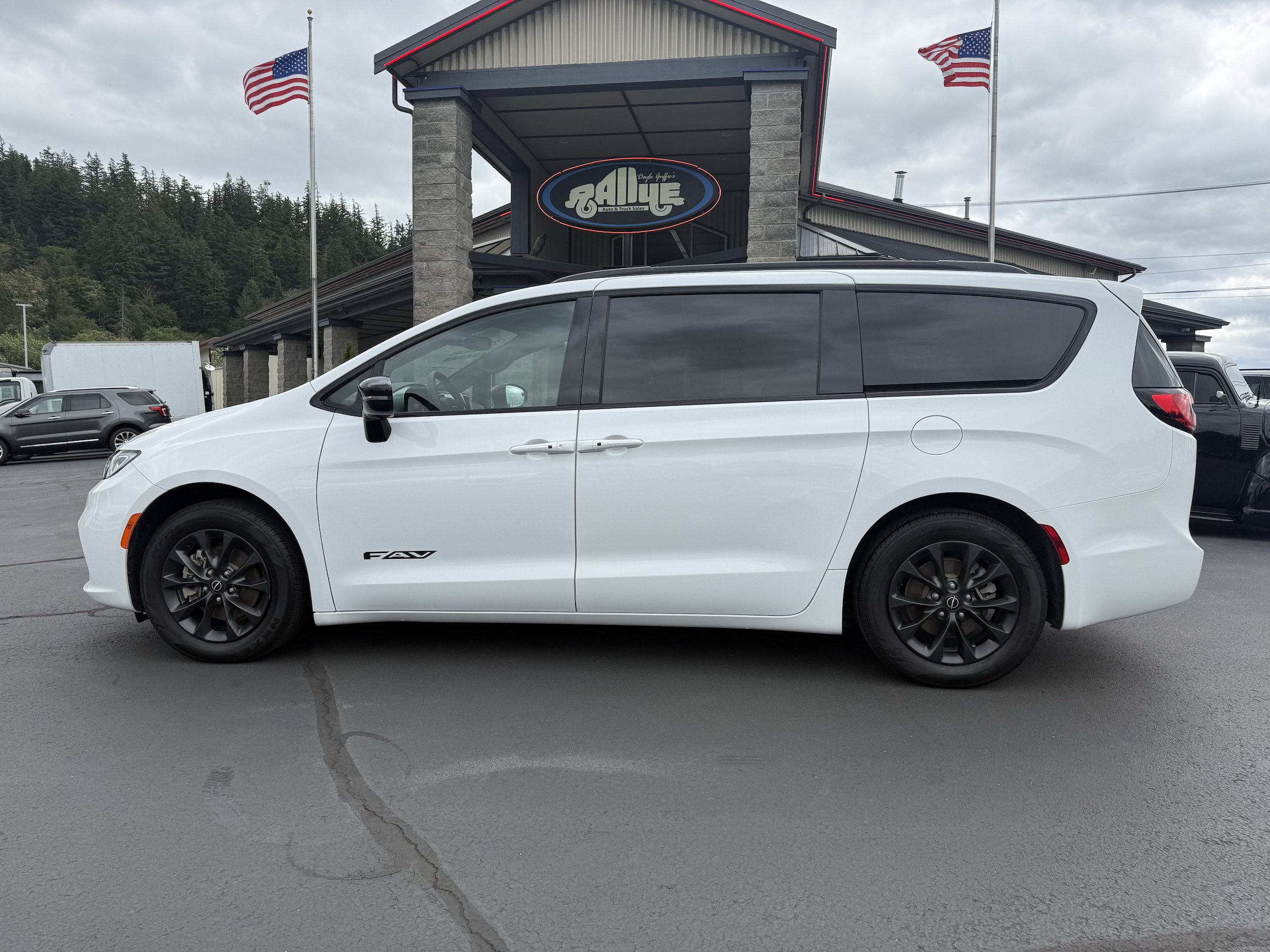 Used 2025 Chrysler Pacifica Select FWD image 8