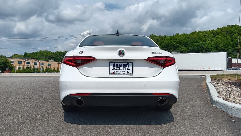 Used 2021 Alfa Romeo Giulia Sprint w/ Sun & Sound Package AWD/4WD image 4