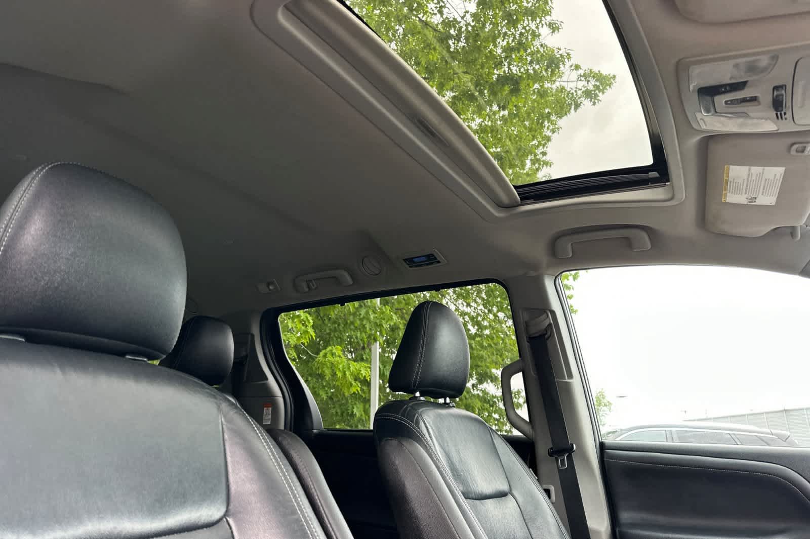 Used 2015 Toyota Sienna SE w/ SE Preferred Package FWD image 18