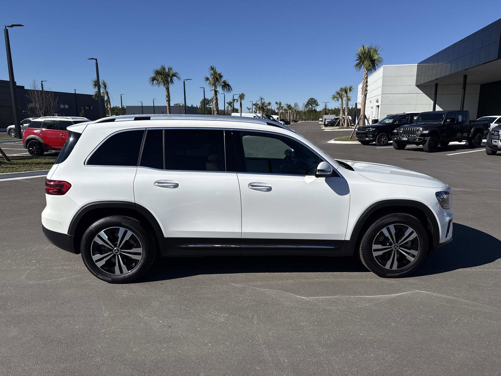 Used 2025 Mercedes-Benz GLB 250 image 2