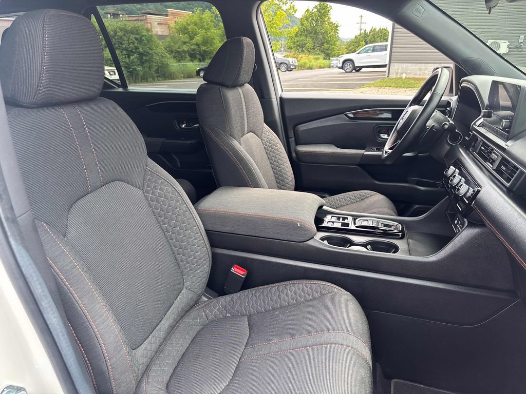 Used 2025 Honda Pilot Sport image 26