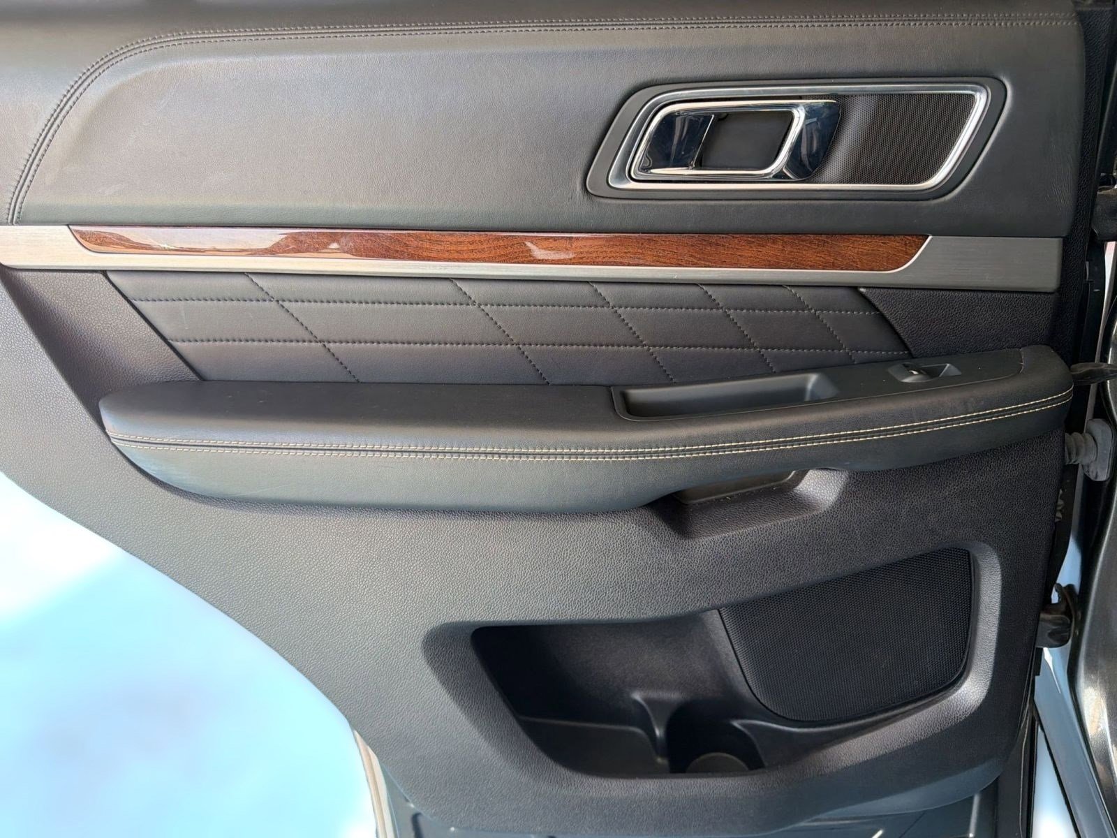 Used 2018 Ford Explorer Platinum image 27