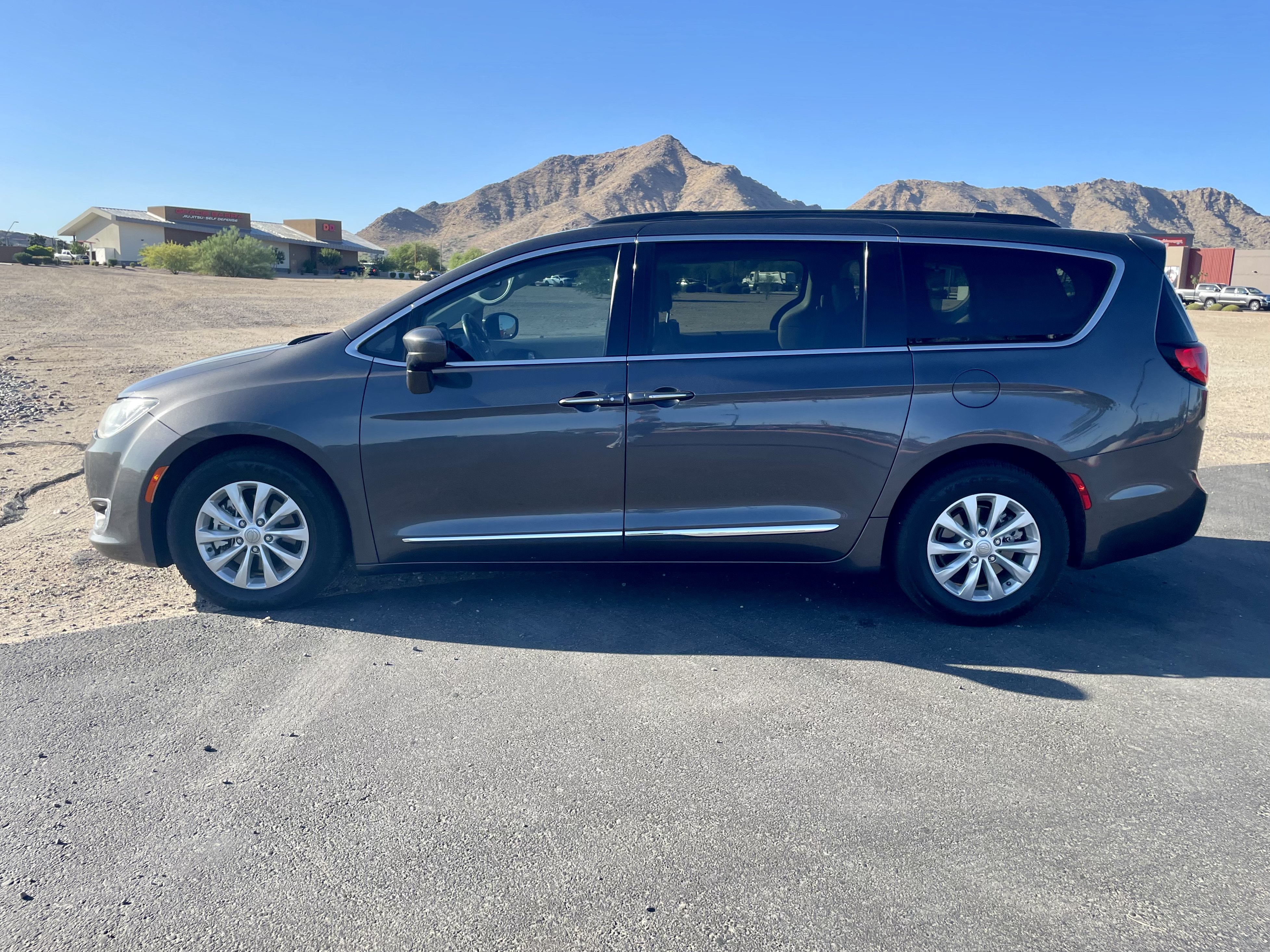 Used 2017 Chrysler Pacifica Touring-L FWD image 2