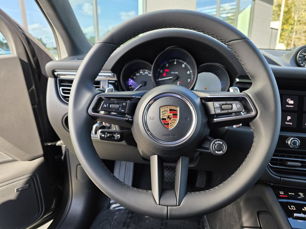 Used 2026 Porsche Macan AWD/4WD image 32
