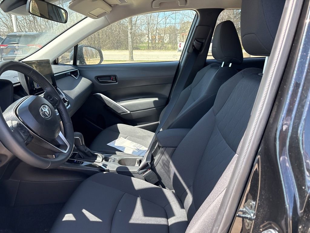 Used 2025 Toyota Corolla Cross LE image 11