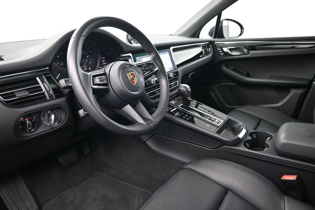 Certified 2025 Porsche Macan AWD/4WD image 4