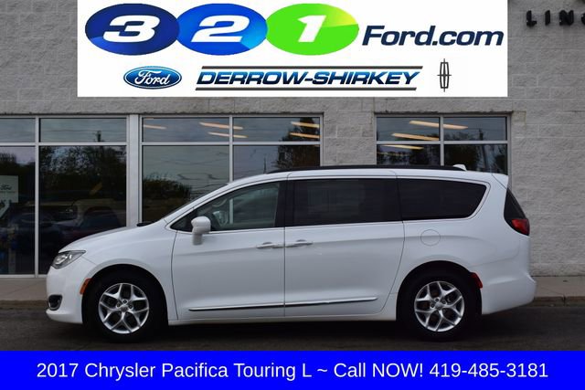 Used 2017 Chrysler Pacifica Touring-L w/ Tire & Wheel Group FWD image 2