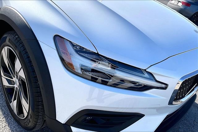 Used 2025 Volvo V60 B5 Cross Country Plus image 32